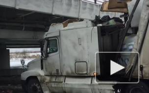 Под Софийским мостом не смогла проскочить фура