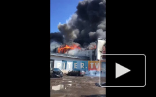 Видео: здание на Хрустальной рушится от пожара, пожарным не подойти