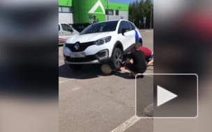 Каршеринг не справился с управлением и налетел на столб на 3-м Верхнем переулке