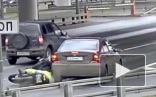 Жесткое видео из Москвы: легковушка подрезала мотоцикл