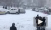 Во Владивостоке дорожный боулинг: из-за снегопада машины летят друг в друга