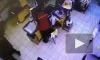 Мужчина с пистолетом помог товарищу в драке с продавцами магазина в Гатчине