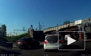 В Петербурге низкий мост не пропустил мусоровоз 
