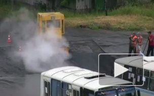 В Самаре автомобиль провалился в яму в асфальте, водитель погиб