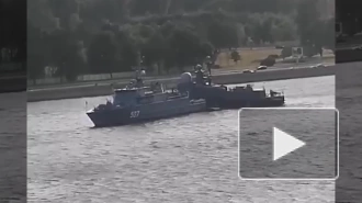 В Петербурге столкнулись два военных корабля-участника парада ВМФ