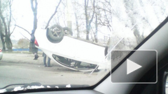 Видео: в Воронеже на мосту через ВОГРЭС перевернулась иномарка