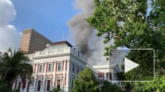 В Кейптауне загорелось здание парламента ЮАР