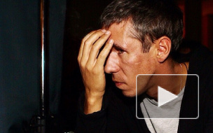 Актер Алексей Панин дежурит на вокзале в Петергофе, чтобы увидеть свою дочь