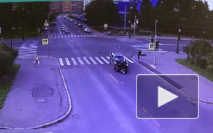 Мотоциклист на бешеной скорости влетел в иномарку на Васильевском острове