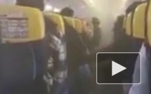 Задымление в салоне  Boeing 737 рейса Бухарест - Лондон сняли на видео