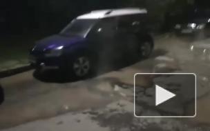 На Краснопутиловской улице прорвало трубу с горячей водой