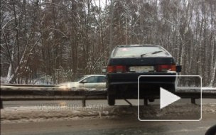 В результате ДТП под Казанью авто залетело на отбойник и там повисло