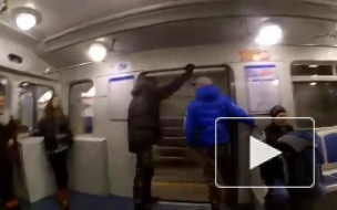 Очевидцы: Хулиганы снова ехали с открытыми дверями в метро