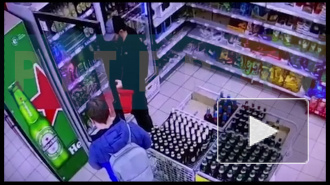 Двое неизвестных ограбили магазин и сломали нос товароведу в Петербурге