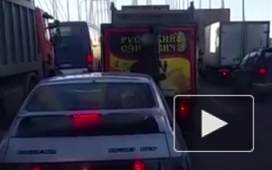 В пробке на КАД голодный водитель обокрал грузовик с едой