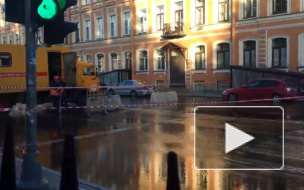 На Бакунина прорвало трубу с холодной водой. Затопило дорогу