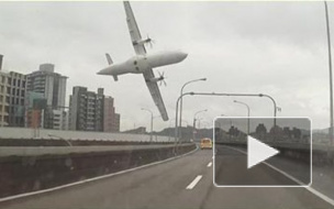 Число жертв авиакатастрофы на Тайване возросло до 32. Видео падающего в городе гигантского авиалайнера шокирует