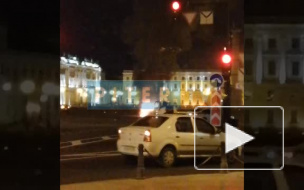 Видео: На Дворцовой площади горел автомобиль
