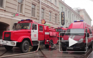 Пожарные спасли двух человек из полыхающей квартиры на Брюсовской