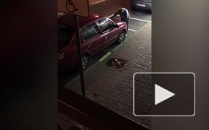 В Гродненском переулке женщина "не в себе" пыталась открыть чужие автомобили