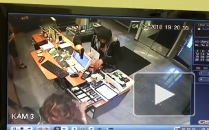 Видео: на Московском проспекте неизвестный напал с пистолетом на салон красоты