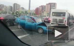 Пьяный водитель на ВАЗ-2110 сбил ребенка и уехал с места ДТП, а потом влетел в автобус на Дунайском проспекте