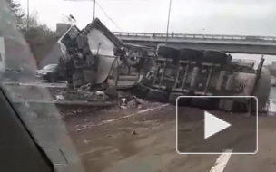 Молоковоз перегородил Мурманское шоссе в обоих направлениях 