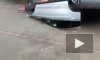 Видео из Москвы: "Мерседес" с водителем упал со второго этажа парковки ТЦ