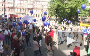 В Петербурге запустили в небо 500 бумажных голубей мира 