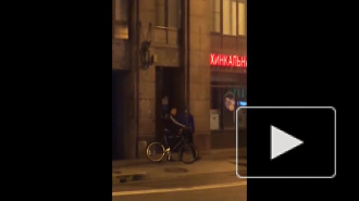 Очевидцы сняли на видео дерзкую кражу велосипеда на Невском