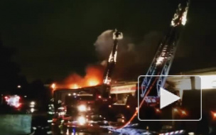 На Васильевском острове рухнула кровля в горящем ангаре