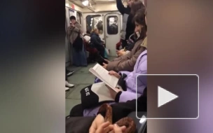Видео: леопардовая змея прокатилась в метро Петербурга