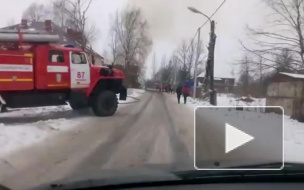 Появилось видео охваченного огнем дома в Любани