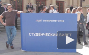 Первокурсникам подарили гигантский студенческий билет