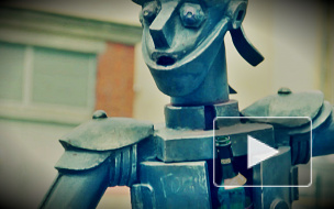 Петербуржцы напоили железного дровосека дешевым портвейном