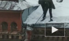 Видео: коммунальщики сбили водосточную трубу во время чистки крыши