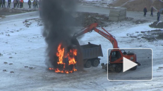 Появилось видео отважного экскаватора, который пытался потушить горящий грузовик