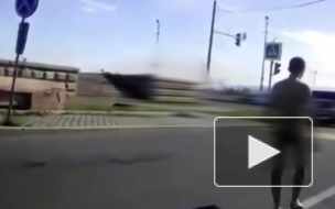 Видео: в Магнитогорске голый мужчина пробежался по дороге