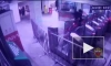 Задержание подозреваемых в избиении пассажира в метро в Москве попало на видео