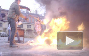 Петербургские феминистки изваляли книги в грязи и сожгли "фалос"