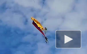 Момент падения с высоты двух военных во время шоу в Колумбии попал на видео 