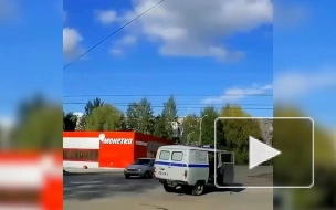 Появилось видео с выпавшим из машины на ходу полицейским в Пермском крае