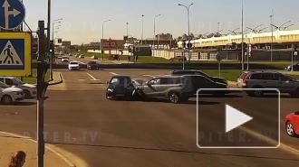 Видео: на перекрестке Планерной и Богатырского столкнулись три авто