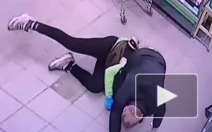 Сотрудники полиции задержали петербуржца, напавшего с ножом на жену в магазине