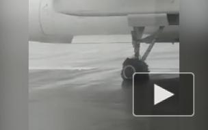 Самолет компании Qazaq Air не смог взлететь из-за лопнувшей покрышки шасси