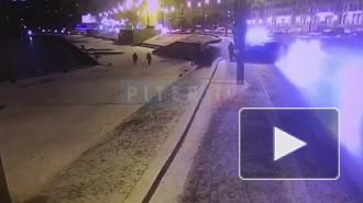 Видео: кроссовер слетел с дороги и перевернулся на проспекте Обуховской обороны