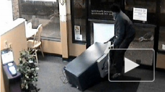 Неизвестные украли банкомат из московского супермаркета