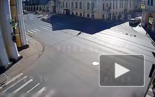 Каршеринг снёс светофор в центре Петербурга: видео 