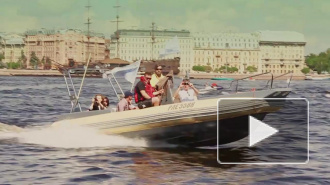 На морском фестивале петербурженки обнажались и прыгали в воду