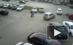 Шокирующее видео: в Уфе автомобиль сбил двух девушек на перекрестке